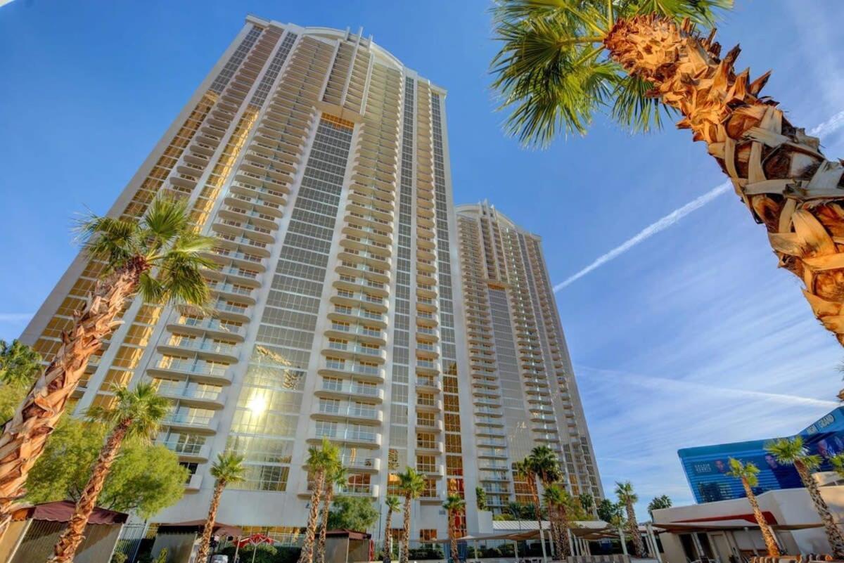Signature 2br3ba Balcony Combo Units 16-702 And 04 *