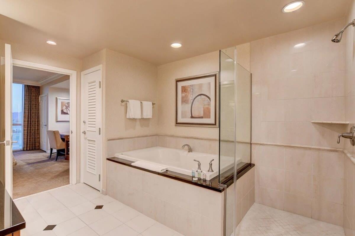 Signature 2br3ba Balcony Combo Units 16-702 And 04 * Las Vegas